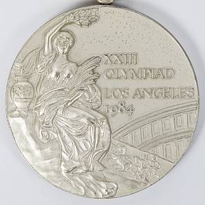 Siegermedaille 1984  | Silbermedaille "XXIII Olympiad Los Angeles 1984" für den zweiten Platz bei den Olympischen Spielen 1984 im Handball der Herren für Deutschland. Mit Randgravur "Handball Men". Silber (137 Gramm) mit Seidenband. 6 cm. - Bild 2