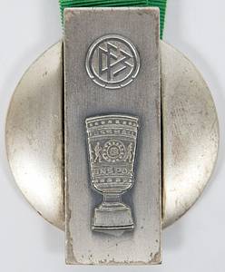  - German Cup Final Runner´s up medal 2008: Original winner's medal from Borussia Dortmund for second place in the 2008 DFB Cup final on April 19, 2008, in Berlin, Bayern Munich vs. Borussia Dortmund (2:1 after extra time). Engraved with "2008" on the reverse. Matt polished stainless steel (weight 85 grams), 6 x 5.2 cm, with original silk ribbon. Condition: B - Bild 2