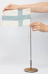 Olympic Games Heslinki 1940 Commemorativ flagpole - Miniature flagpole on a base with a Finnish flag made of linen (22 x 13 cm). The pole base has a silver-plated border engraved with "Helsinki 1940" and "Olympiakisat." The flagpole's base is chrome-plated. Height: 50 cm. --Very rare and decorative souvenir of the cancelled 1940 Olympic Games in Helsinki. Condition: B - Bild 2