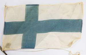 Olympic Games Heslinki 1940 Commemorativ flagpole - Miniature flagpole on a base with a Finnish flag made of linen (22 x 13 cm). The pole base has a silver-plated border engraved with "Helsinki 1940" and "Olympiakisat." The flagpole's base is chrome-plated. Height: 50 cm. --Very rare and decorative souvenir of the cancelled 1940 Olympic Games in Helsinki. Condition: B - Bild 3