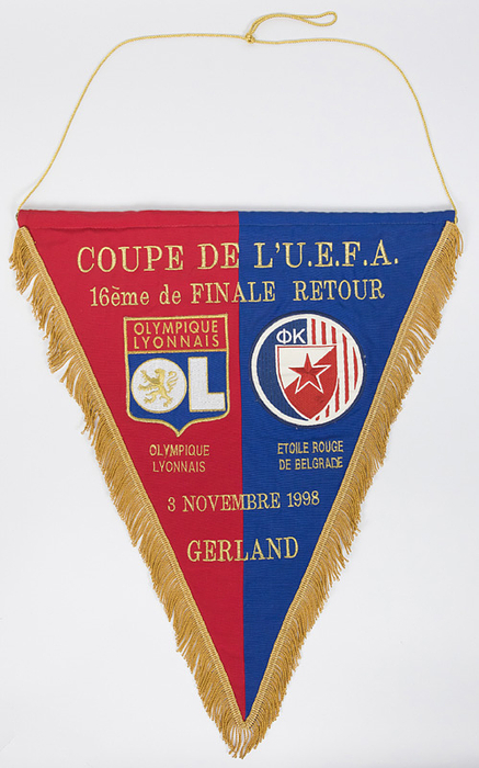 Lyon,Olympique-Wimpel 98  | Spielwimpel von Olympique Lyon anlässlich des Europapokalspiels gegen Roter Stern Belgrad am 3.11.1998. Zweifarbiger Leinenwimpel mit goldbrokat gestickter Aufschrift "Coupe de l`UEFA. 16éme de Finale Retour Olympique Lyonnais v Etoile Rouge de Belgrade, 3 Novembre 1998, Gerland". Mit den aufgesetzen, bestickten Vereinswappen beider Clubs. Goldbrokatfransen. 50x43 cm.