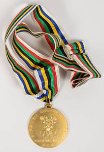  - Winner's medal for first place in ice hockey for the USSR at the 1968 Winter Olympics in Grenoble. Inscribed "Hockey sur Glace." Gold-plated silver (6 cm, weight 122 grams) with silk ribbon in the original case. Condition: A - Bild 2
