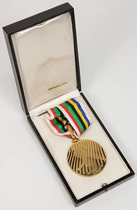  - Winner's medal for first place in ice hockey for the USSR at the 1968 Winter Olympics in Grenoble. Inscribed "Hockey sur Glace." Gold-plated silver (6 cm, weight 122 grams) with silk ribbon in the original case. Condition: A - Bild 5