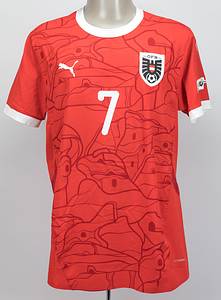 Österreich - Trikot 2025 Nations League  | Original match worn Spielertrikot von Österreich mit der Rückennummer 7. Getragen von Marko Arnautovic am 20.03.2025 im Relegatiobsspiel zur UEFA Nations League gegen Serbien. Österreich - Serbien 1:1. Trikot mit original Autograph von Arnautovic. Dabei: Original match worn Spielerschuhe vom ÖFB aus dem Playoff-Spiel vom 20.03.2025 gegen Serbien. Österreich - Serbien 1:1 Getragen von Marko Arnautovic im Relegationsspiel zur UEFA Nations League gegen Serbien.Beide Schuhe mit original Autograph von Arnautovic. Außerdem: Original match worn Spiel-Wimpel vom Relegationsspiel zur UEFA Nations League von Serbien übergeben an Österreich. Österreich - Serbien 1:1. Es handelt sich um einen farbig bestickten Seidenwimpel. Spiel Wimpel; Größe 46cm x 35cm; mit vergoldeter Stange und Seiden-Fransen; Schriftzug ' Football Association of Serbia UNL 2025 Play Offs Austria - Serbia Vienna 20.03.2025' auf Vorderseite gestickt; mit gesticktem Wappen von Serbien auf der Rückseite. Status:ABA. - Bild 2