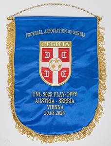 Österreich - Trikot 2025 Nations League  | Original match worn Spielertrikot von Österreich mit der Rückennummer 7. Getragen von Marko Arnautovic am 20.03.2025 im Relegatiobsspiel zur UEFA Nations League gegen Serbien. Österreich - Serbien 1:1. Trikot mit original Autograph von Arnautovic. Dabei: Original match worn Spielerschuhe vom ÖFB aus dem Playoff-Spiel vom 20.03.2025 gegen Serbien. Österreich - Serbien 1:1 Getragen von Marko Arnautovic im Relegationsspiel zur UEFA Nations League gegen Serbien.Beide Schuhe mit original Autograph von Arnautovic. Außerdem: Original match worn Spiel-Wimpel vom Relegationsspiel zur UEFA Nations League von Serbien übergeben an Österreich. Österreich - Serbien 1:1. Es handelt sich um einen farbig bestickten Seidenwimpel. Spiel Wimpel; Größe 46cm x 35cm; mit vergoldeter Stange und Seiden-Fransen; Schriftzug ' Football Association of Serbia UNL 2025 Play Offs Austria - Serbia Vienna 20.03.2025' auf Vorderseite gestickt; mit gesticktem Wappen von Serbien auf der Rückseite. Status:ABA. - Bild 4