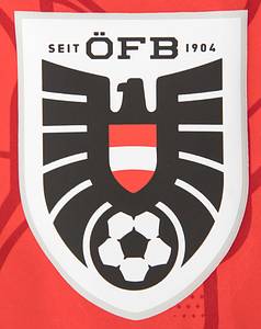 Österreich - Trikot 2025 Nations League  | Original match worn Spielertrikot von Österreich mit der Rückennummer 7. Getragen von Marko Arnautovic am 20.03.2025 im Relegatiobsspiel zur UEFA Nations League gegen Serbien. Österreich - Serbien 1:1. Trikot mit original Autograph von Arnautovic. Dabei: Original match worn Spielerschuhe vom ÖFB aus dem Playoff-Spiel vom 20.03.2025 gegen Serbien. Österreich - Serbien 1:1 Getragen von Marko Arnautovic im Relegationsspiel zur UEFA Nations League gegen Serbien.Beide Schuhe mit original Autograph von Arnautovic. Außerdem: Original match worn Spiel-Wimpel vom Relegationsspiel zur UEFA Nations League von Serbien übergeben an Österreich. Österreich - Serbien 1:1. Es handelt sich um einen farbig bestickten Seidenwimpel. Spiel Wimpel; Größe 46cm x 35cm; mit vergoldeter Stange und Seiden-Fransen; Schriftzug ' Football Association of Serbia UNL 2025 Play Offs Austria - Serbia Vienna 20.03.2025' auf Vorderseite gestickt; mit gesticktem Wappen von Serbien auf der Rückseite. Status:ABA. - Bild 7