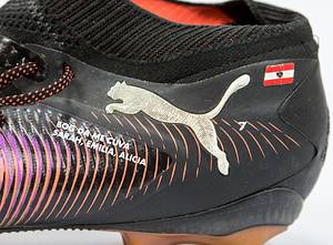 Österreich - Trikot 2025 Nations League  | Original match worn Spielertrikot von Österreich mit der Rückennummer 7. Getragen von Marko Arnautovic am 20.03.2025 im Relegatiobsspiel zur UEFA Nations League gegen Serbien. Österreich - Serbien 1:1. Trikot mit original Autograph von Arnautovic. Dabei: Original match worn Spielerschuhe vom ÖFB aus dem Playoff-Spiel vom 20.03.2025 gegen Serbien. Österreich - Serbien 1:1 Getragen von Marko Arnautovic im Relegationsspiel zur UEFA Nations League gegen Serbien.Beide Schuhe mit original Autograph von Arnautovic. Außerdem: Original match worn Spiel-Wimpel vom Relegationsspiel zur UEFA Nations League von Serbien übergeben an Österreich. Österreich - Serbien 1:1. Es handelt sich um einen farbig bestickten Seidenwimpel. Spiel Wimpel; Größe 46cm x 35cm; mit vergoldeter Stange und Seiden-Fransen; Schriftzug ' Football Association of Serbia UNL 2025 Play Offs Austria - Serbia Vienna 20.03.2025' auf Vorderseite gestickt; mit gesticktem Wappen von Serbien auf der Rückseite. Status:ABA. - Bild 16