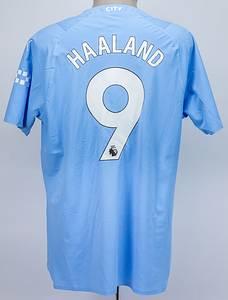  - Original match-worn Manchester City shirt with the number 9. Worn by Erling Haaland in an English Premier League match during the 2023/2024 season. Haaland has been capped 43 times by Norway. The shirt features the Intercontinental Cup winners badge. Status: ABC  --Short-sleeved jersey; size XL; club emblem and FIFA World Champions 2023 badge. Rubberized Puma logos; rubberized 'Eti-Had Airways' advertising print; rubberized back number and player name; rubberized 'City' lettering on the back of the collar; with Premier League logo patch and No Room for Racism patch; Puma UltraWeave. Condition: A - Bild 3