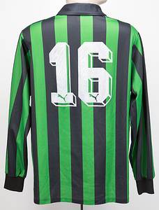 Sorry, no english description is available. ...  -  Condition: A-.....Trikot langarm; Größe XL; Vereins-Logo und Puma-Logos aufgedruckt; Werbeaufdruck `Tuborg' aufgedruckt; Rückennummer geflockt; Trikot hat Gebrauchsspiren (Aufschrift leicht verwaschen); Puma.Trikot kommt aus der Sammlung eines ehemaligen Bundesliga - Spielers. - Bild 3