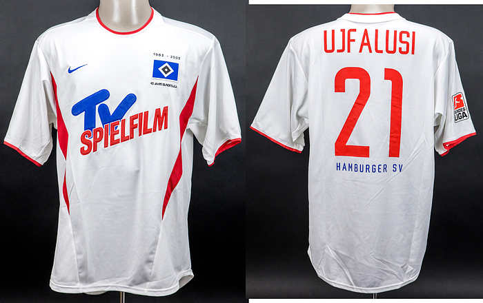 Hamburger SV - Trikot 2002/2003  | Original match worn Spielertrikot vom Hamburger SV mit der Rückennummer 21. Getragen von Tomaz Ujfalusi am 03.08.2003 im Spiel anlässlich der 40-jährigen Mitgliedschaft des HSV in der Fußball Bundesliga. Jubiläums-Trikot 40 Jahre Bundesliga. Ujfalusi ist 78-facher Nationalspieler von Tschechien und erzielte den Treffer um 1:0. Status:AAB.