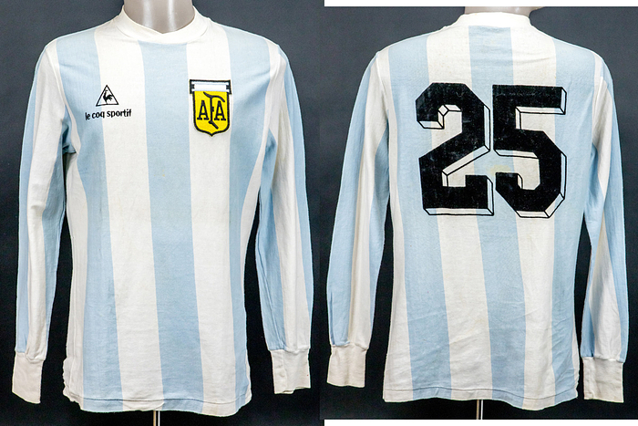  - Original match-worn Argentina shirt with number 25. Worn by Ruben Insuai in a 1983 Copa America match. Status: ABC --Long-sleeved jersey; size 4x5; embroidered federation logo, flocked le coq sportif logo; flocked back number; jersey has signs of wear (small stains); le coq sportif. Condition: A-