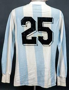  - Original match-worn Argentina shirt with number 25. Worn by Ruben Insuai in a 1983 Copa America match. Status: ABC --Long-sleeved jersey; size 4x5; embroidered federation logo, flocked le coq sportif logo; flocked back number; jersey has signs of wear (small stains); le coq sportif. Condition: A- - Bild 3