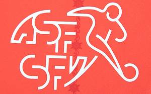 UEFA Euro 2024 match issued fb. shirt Switzerland - Original match-worn Switzerland shirt with the number 2. Assisted by Leonidas Sterigiou in a European Football Championship group match against Germany on June 23, 2024. Switzerland - Germany 1:1. Status: AAB --Short-sleeved jersey; size M; partly with welded seams; rubberized federation logo, match details, and Puma logos; rubberized player name and number (front and back); jersey with UEFA Euro 2024 Trophy patch and UEFA Foundation for Children patch; Puma ultraweave. This jersey comes from a DFB staff member, who received it after the match. Condition: A - Bild 7