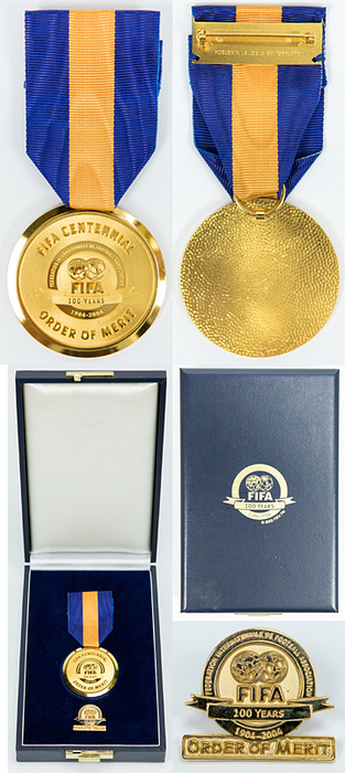 FIFA-Orden 2004  | FIFA-Orden „FIFA-Centennial ORDER OF MERIT“ 2004 in Gold. In Originalkassette mit dazugehörige Ordenspin. Größe der Kassette 16,5x11xx3,5 cm; „Order of Merit“ vergoldet, 4,5 cm mit original Seidenband; Pin, vergoldet, 2,5x2,2 cm.