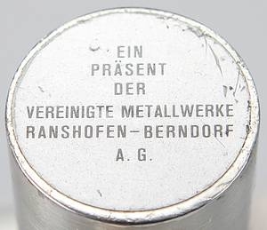 Olympiafackel 1976  | Original Fackel vom Staffel-Lauf mit dem Olympischen Feuer nach Innsbruck 1976. Aluminium und Edelstahl. Hersteller: Vereinigte Metallwerke Ranshofen-Berndorf AG. Länge: 74 cm. Durchmesser des Tellers: 21 cm. - Bild 8