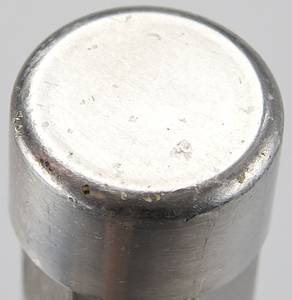 Olympiafackel 1976  | Original Fackel vom Staffel-Lauf mit dem Olympischen Feuer nach Innsbruck 1976. Aluminium und Edelstahl. Hersteller: Vereinigte Metallwerke Ranshofen-Berndorf AG. Länge: 74 cm. Durchmesser des Tellers: 21 cm. - Bild 9