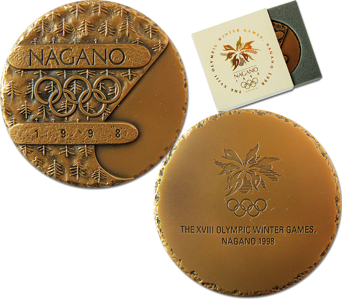 Teilnehmermedaille 1998  | Offizielle Teilnehmermedaille Olympische Winterspiele Nagano 1998. Bronze, 6cm. Im original Etui.