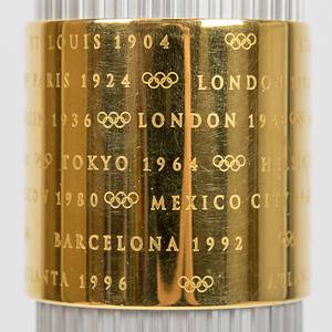 Olympiafackel 1996  | Original Olympiafackel der Olympischen Sommerspiele Atlanta 1996, . Aluminium und Holz, vergoldetes Kupfer, Höhe 80 cm. Entwurf von Peter Mastrogiannis. - Bild 4