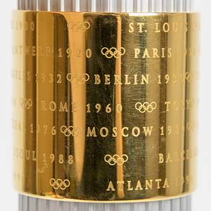 Olympiafackel 1996  | Original Olympiafackel der Olympischen Sommerspiele Atlanta 1996, . Aluminium und Holz, vergoldetes Kupfer, Höhe 80 cm. Entwurf von Peter Mastrogiannis. - Bild 5