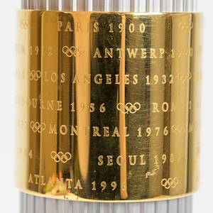  - Olympic Games Atlanta 1996. Official Torch: 26th Olympic Summer Games 1996. Aluminium and Georgia Pecan Wood, 80 cm length, designed by Peter Mastrogiannis. 22 alumunium  reeds represent the cities where Olympic games were held since 1896. Enclosed in by 2 goldplated brass bands, the top displays the Atlanta logo the quilt of leaves design. The bottom band lists all Olympic cities since 1896. The wooden pecan handle represents the connection of the flame between heaven and earth. Rare and beautiful torch. - unused. Condition: A - Bild 6