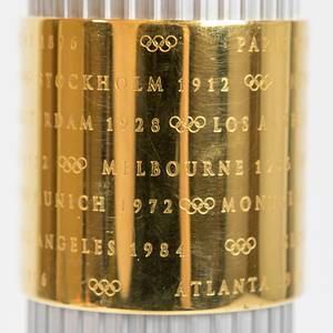  - Olympic Games Atlanta 1996. Official Torch: 26th Olympic Summer Games 1996. Aluminium and Georgia Pecan Wood, 80 cm length, designed by Peter Mastrogiannis. 22 alumunium  reeds represent the cities where Olympic games were held since 1896. Enclosed in by 2 goldplated brass bands, the top displays the Atlanta logo the quilt of leaves design. The bottom band lists all Olympic cities since 1896. The wooden pecan handle represents the connection of the flame between heaven and earth. Rare and beautiful torch. - unused. Condition: A - Bild 7
