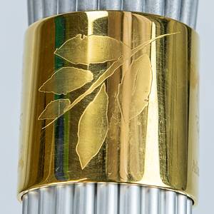  - Olympic Games Atlanta 1996. Official Torch: 26th Olympic Summer Games 1996. Aluminium and Georgia Pecan Wood, 80 cm length, designed by Peter Mastrogiannis. 22 alumunium  reeds represent the cities where Olympic games were held since 1896. Enclosed in by 2 goldplated brass bands, the top displays the Atlanta logo the quilt of leaves design. The bottom band lists all Olympic cities since 1896. The wooden pecan handle represents the connection of the flame between heaven and earth. Rare and beautiful torch. - unused. Condition: A - Bild 8