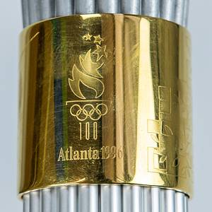 Olympiafackel 1996  | Original Olympiafackel der Olympischen Sommerspiele Atlanta 1996, . Aluminium und Holz, vergoldetes Kupfer, Höhe 80 cm. Entwurf von Peter Mastrogiannis. - Bild 9