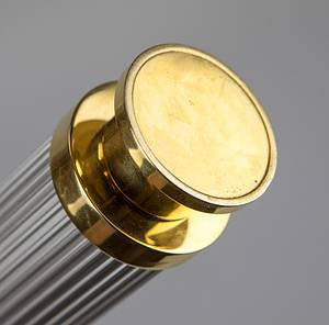  - Olympic Games Atlanta 1996. Official Torch: 26th Olympic Summer Games 1996. Aluminium and Georgia Pecan Wood, 80 cm length, designed by Peter Mastrogiannis. 22 alumunium  reeds represent the cities where Olympic games were held since 1896. Enclosed in by 2 goldplated brass bands, the top displays the Atlanta logo the quilt of leaves design. The bottom band lists all Olympic cities since 1896. The wooden pecan handle represents the connection of the flame between heaven and earth. Rare and beautiful torch. - unused. Condition: A - Bild 12