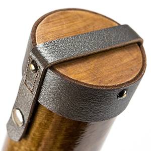  - Olympic Games Atlanta 1996. Official Torch: 26th Olympic Summer Games 1996. Aluminium and Georgia Pecan Wood, 80 cm length, designed by Peter Mastrogiannis. 22 alumunium  reeds represent the cities where Olympic games were held since 1896. Enclosed in by 2 goldplated brass bands, the top displays the Atlanta logo the quilt of leaves design. The bottom band lists all Olympic cities since 1896. The wooden pecan handle represents the connection of the flame between heaven and earth. Rare and beautiful torch. - unused. Condition: A - Bild 14