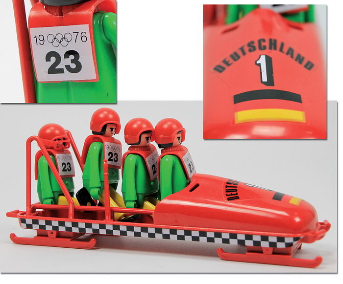 Play-Big Figuren OSW1976  | Olympische Winterspiele Innsbruck 1976 Playbig 4er Bob Deutschland. Viererbob aus Kunststoff mit original Aufkleber "Deutschland 1" (22x5,5 cm). Vier bewegliche Fuguren mit Startnummer "23". Olympische  Ringen und Jahreszahl "1976" Höhe je 9 cm.