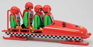 Play-Big Figuren OSW1976  | Olympische Winterspiele Innsbruck 1976 Playbig 4er Bob Deutschland. Viererbob aus Kunststoff mit original Aufkleber "Deutschland 1" (22x5,5 cm). Vier bewegliche Fuguren mit Startnummer "23". Olympische  Ringen und Jahreszahl "1976" Höhe je 9 cm. - Bild 2