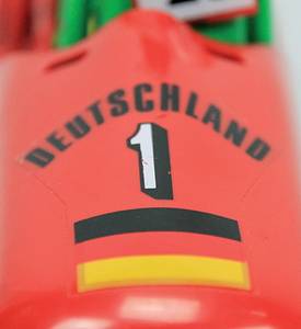  - Innsbruck Winter Olympics 1976. Playbig 4-man bobsleigh Germany. Four-man bobsleigh made of plastic with original "Germany 1" sticker (22 x 5.5 cm). Four movable figures with starting number "23". Olympic rings and year "1976". Height 9 cm each. Very rare!! Play-Big figures were only produced from 1975 to 1979. Unlike their competitor at the time, Playmobil, these figures have individually movable legs and feet! -- One skid is broken off at the front by about 2 cm. Otherwise in very good condition. Condition: B - Bild 3