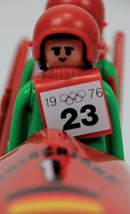 Play-Big Figuren OSW1976  | Olympische Winterspiele Innsbruck 1976 Playbig 4er Bob Deutschland. Viererbob aus Kunststoff mit original Aufkleber "Deutschland 1" (22x5,5 cm). Vier bewegliche Fuguren mit Startnummer "23". Olympische  Ringen und Jahreszahl "1976" Höhe je 9 cm. - Bild 4