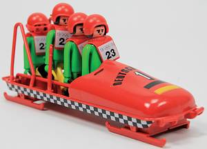 Play-Big Figuren OSW1976  | Olympische Winterspiele Innsbruck 1976 Playbig 4er Bob Deutschland. Viererbob aus Kunststoff mit original Aufkleber "Deutschland 1" (22x5,5 cm). Vier bewegliche Fuguren mit Startnummer "23". Olympische  Ringen und Jahreszahl "1976" Höhe je 9 cm. - Bild 5