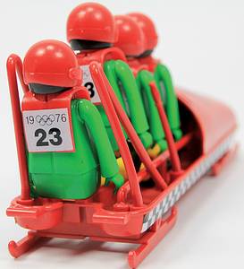 Play-Big Figuren OSW1976  | Olympische Winterspiele Innsbruck 1976 Playbig 4er Bob Deutschland. Viererbob aus Kunststoff mit original Aufkleber "Deutschland 1" (22x5,5 cm). Vier bewegliche Fuguren mit Startnummer "23". Olympische  Ringen und Jahreszahl "1976" Höhe je 9 cm. - Bild 6