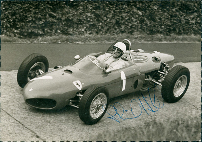 Hill, Phil  | (1927-2008) Originalsignatur auf S/W-Foto vom Formel 1-Fahrer Phil Hill (48 Grand Prix) und Weltmeister 1961. 14,5x10,5 cm.