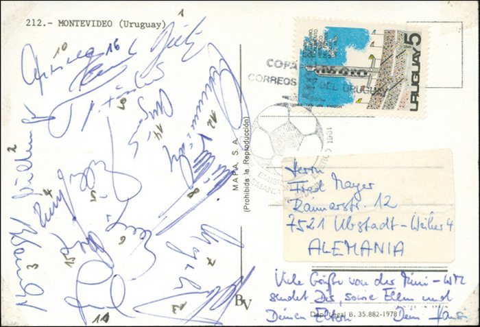 Nationalmannschaft 1981  | Postkarte der Nationalmannschaft von der Mini-WM "Copa de Oro Montevideo" 1981 in Uruguay geschrieben vom deutschen Nationalspieler Hansi Müller signiert mit Hansi. Mit 16 Originalsignaturen der deutschen Spieler die an diesem Turnier teilnahmen (v Brasilien + Argentinien) 15x10,5 cm.