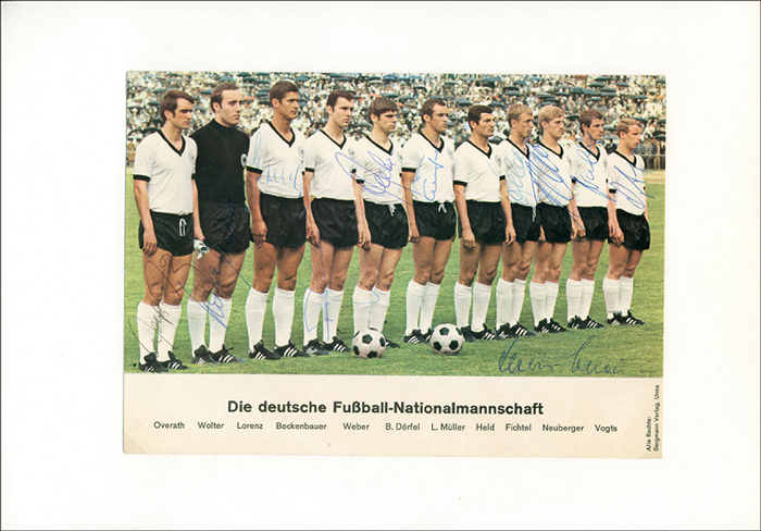 Nationalmannschaft 1968  | Großes Farbsammelbilder von Bergmann "Die deutsche Nationalmannschaft" am 16.6.1968 in Stuttgart gegen Brasilien (2:1). Mit 11 original Signaturen der abgebildeten Spieler und Bundestrainer Helmut Schön, 20,5x15 cm.