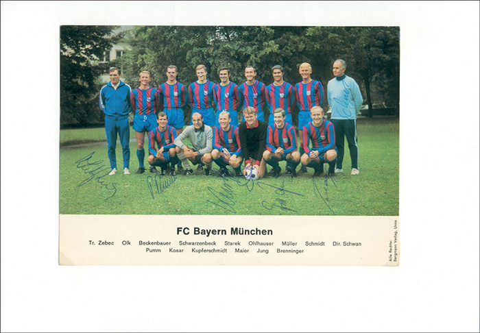 München,Bayern 1968  | Farb-Groß-Sammelbild "FC Bayern München" von Bergmann ca. 1968 mit 15 original Signaturen der abgebildeten Spieler (komplett signiert), 21x15 cm.