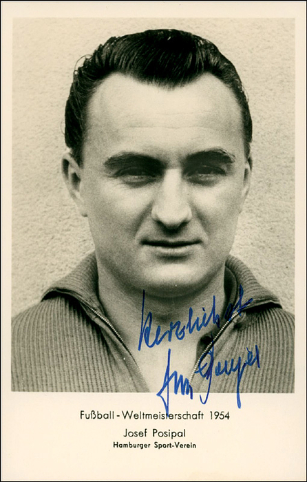Posipal, Jupp  | (1927-1997) S/W-Fotopostkarte (Schirner 1954) mit Originalsignatur vom Fußball - Weltmeister 1954 Jupp Posipal (32 A-LS 1951-56)., 14x9 cm.