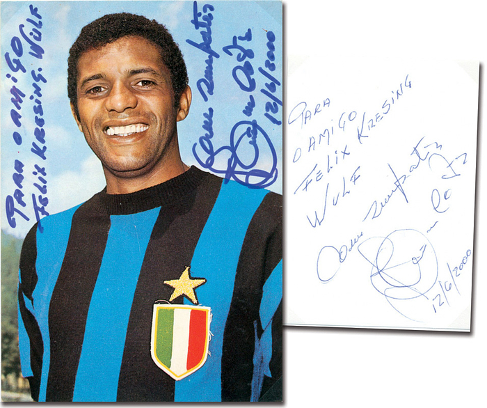 Da Costa, Jair  | (1940-2025) Handsignierte farbige Autogrammkarte (10x15cm) des brasilianischen Weltmeisters 1962 und Europapokal- und Weltpokalsiegers mit Inter Mailand Jair Da Costa (datiert 24/10/2000). Dabei Blancobleg mit original Widmung von da Costa, 10.5x7,5 cm