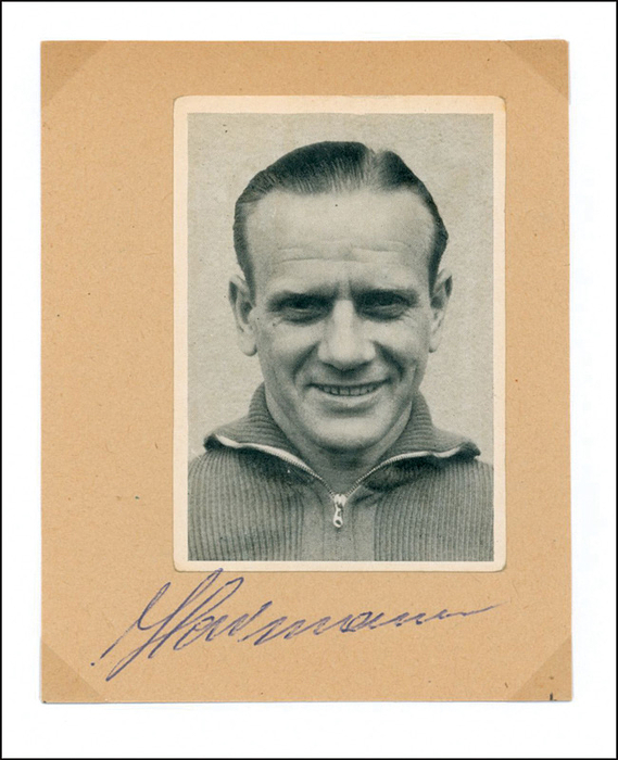 Herrmann, Richard  | (1923-1962) Blancobeleg mit Originalsignatur von Richard Herrmann. Weltmeister 1954, FSV Frankfurt. Aufmontiert ein S/W-Sammelbild von Herrmann, 10x9 cm.