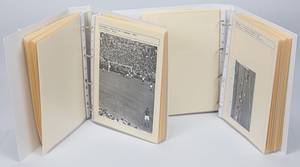 Pressefotosammlung WM 1954  | 81 verschiedene S/W-Pressefotos der Fußball - Weltmeisterschaft 1954 in der Schweiz von Endspiel Deutschland v Ungarn am 4.7.1954 in Bern. Für jedes Foto von den Spielszenen gibt es Angaben zur entsprechenden Spielminute! Alles original Pressefotos von verschiedenen Fotografen und Agenturen. Mannschaftsfotos und Spielszenen. 24,5x18 cm bis 11,5x9,5 cm. Wunderbare Dokumentation. UNIKAT!!!. - Bild 2