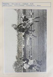 Pressefotosammlung WM 1954  | 81 verschiedene S/W-Pressefotos der Fußball - Weltmeisterschaft 1954 in der Schweiz von Endspiel Deutschland v Ungarn am 4.7.1954 in Bern. Für jedes Foto von den Spielszenen gibt es Angaben zur entsprechenden Spielminute! Alles original Pressefotos von verschiedenen Fotografen und Agenturen. Mannschaftsfotos und Spielszenen. 24,5x18 cm bis 11,5x9,5 cm. Wunderbare Dokumentation. UNIKAT!!!. - Bild 3