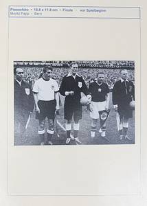 Pressefotosammlung WM 1954  | 81 verschiedene S/W-Pressefotos der Fußball - Weltmeisterschaft 1954 in der Schweiz von Endspiel Deutschland v Ungarn am 4.7.1954 in Bern. Für jedes Foto von den Spielszenen gibt es Angaben zur entsprechenden Spielminute! Alles original Pressefotos von verschiedenen Fotografen und Agenturen. Mannschaftsfotos und Spielszenen. 24,5x18 cm bis 11,5x9,5 cm. Wunderbare Dokumentation. UNIKAT!!!. - Bild 6