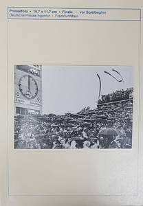 Pressefotosammlung WM 1954  | 81 verschiedene S/W-Pressefotos der Fußball - Weltmeisterschaft 1954 in der Schweiz von Endspiel Deutschland v Ungarn am 4.7.1954 in Bern. Für jedes Foto von den Spielszenen gibt es Angaben zur entsprechenden Spielminute! Alles original Pressefotos von verschiedenen Fotografen und Agenturen. Mannschaftsfotos und Spielszenen. 24,5x18 cm bis 11,5x9,5 cm. Wunderbare Dokumentation. UNIKAT!!!. - Bild 7