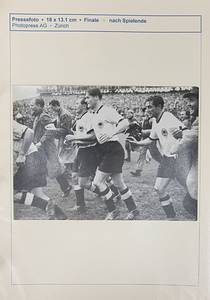 Pressefotosammlung WM 1954  | 81 verschiedene S/W-Pressefotos der Fußball - Weltmeisterschaft 1954 in der Schweiz von Endspiel Deutschland v Ungarn am 4.7.1954 in Bern. Für jedes Foto von den Spielszenen gibt es Angaben zur entsprechenden Spielminute! Alles original Pressefotos von verschiedenen Fotografen und Agenturen. Mannschaftsfotos und Spielszenen. 24,5x18 cm bis 11,5x9,5 cm. Wunderbare Dokumentation. UNIKAT!!!. - Bild 8