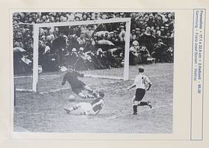 Pressefotosammlung WM 1954  | 81 verschiedene S/W-Pressefotos der Fußball - Weltmeisterschaft 1954 in der Schweiz von Endspiel Deutschland v Ungarn am 4.7.1954 in Bern. Für jedes Foto von den Spielszenen gibt es Angaben zur entsprechenden Spielminute! Alles original Pressefotos von verschiedenen Fotografen und Agenturen. Mannschaftsfotos und Spielszenen. 24,5x18 cm bis 11,5x9,5 cm. Wunderbare Dokumentation. UNIKAT!!!. - Bild 9