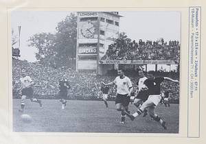 Pressefotosammlung WM 1954  | 81 verschiedene S/W-Pressefotos der Fußball - Weltmeisterschaft 1954 in der Schweiz von Endspiel Deutschland v Ungarn am 4.7.1954 in Bern. Für jedes Foto von den Spielszenen gibt es Angaben zur entsprechenden Spielminute! Alles original Pressefotos von verschiedenen Fotografen und Agenturen. Mannschaftsfotos und Spielszenen. 24,5x18 cm bis 11,5x9,5 cm. Wunderbare Dokumentation. UNIKAT!!!. - Bild 11