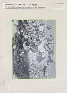  - World Cup 1954: 84 different black and white press photos from the 1954 FIFA World Cup in Switzerland, from the round of 16 to the third-place match. All original press photos from various photographers and agencies. Team photos and match scenes. 24.5x18 cm to 17x12 cm. --All photos were neatly mounted on archival cardboard (each easily removable). A short descriptive text for each photo is included on the front, and additional information about the photos, players, game scenes, and photographers is included on the back of the cardboard. All photos are contained in a single folder. This unique documentation of the 1954 FIFA World Cup is unique! Condition: A- - Bild 3